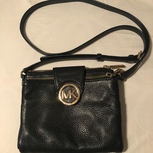 BLACK CROSSBODY MICHAEL KORS PURSE (AUTHENTIC)